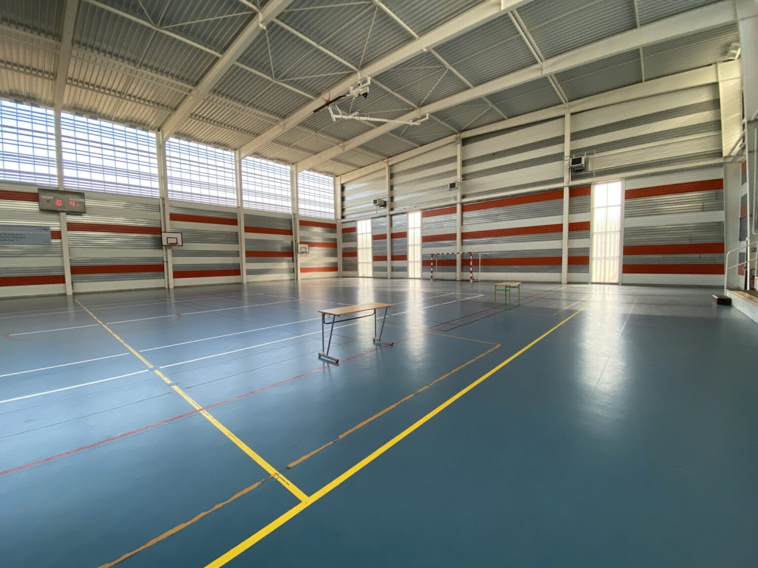 Gymnase-bleu-Villetaneuse.jpg